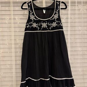 EVENT | GENTLY WORN | BLACK MINI DRESS WITH EMBROIDERED FLOWERS | SMALL